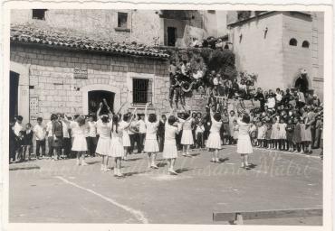 862 - Esibizione delle alunne della scuola media in Piazza orticelli